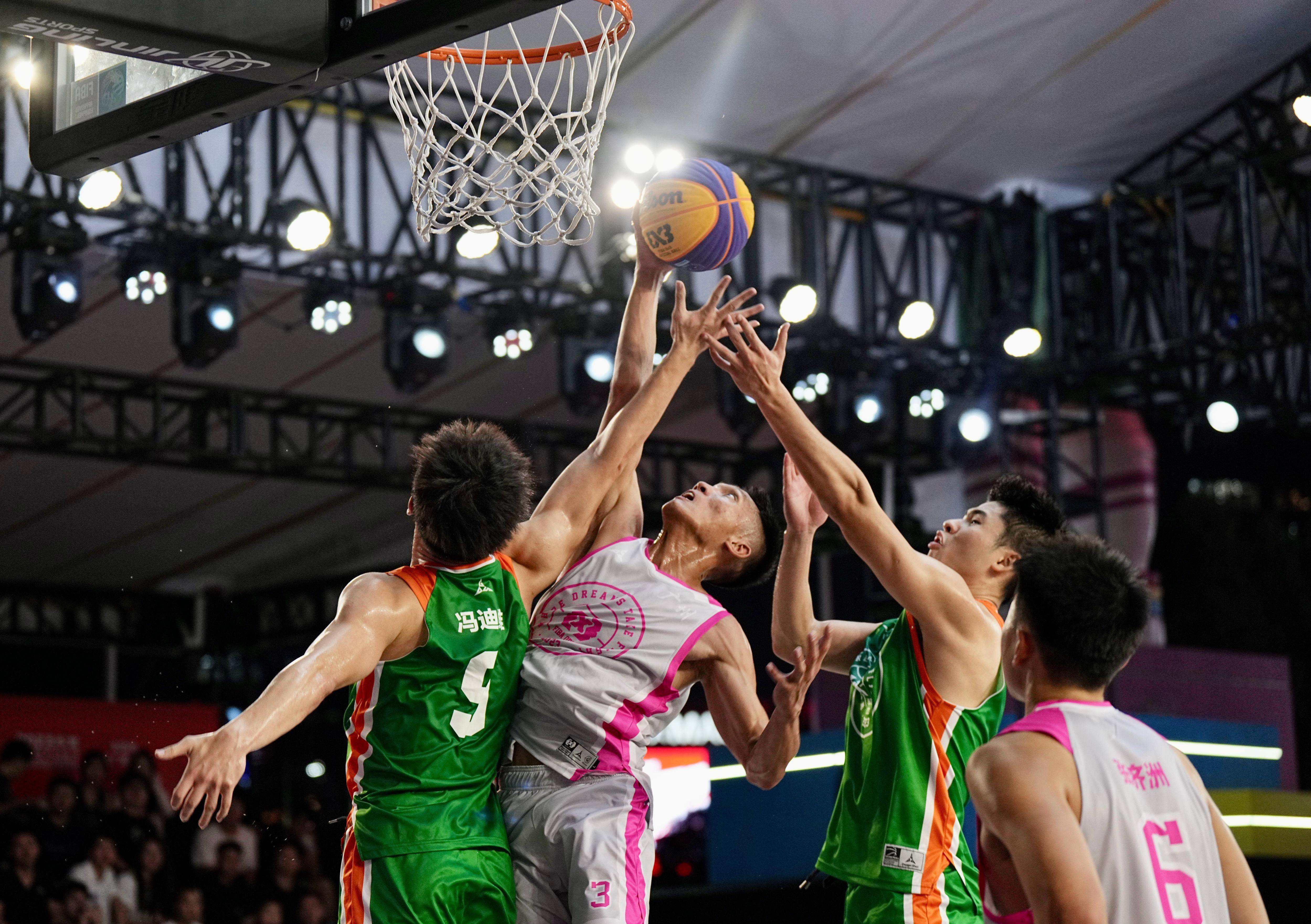 一场震撼的篮球比赛令人瞠目结舌(一场精彩的篮球比赛片段)