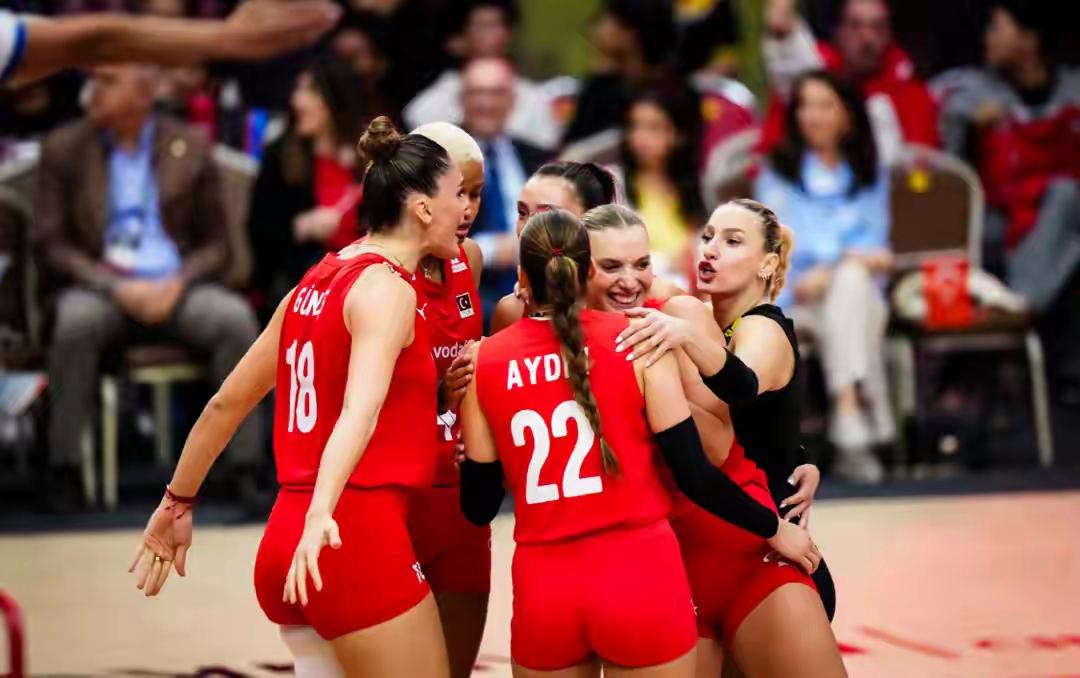 美国队成功晋级国际比赛半决赛(美国队成功晋级国际比赛半决赛是哪一年)